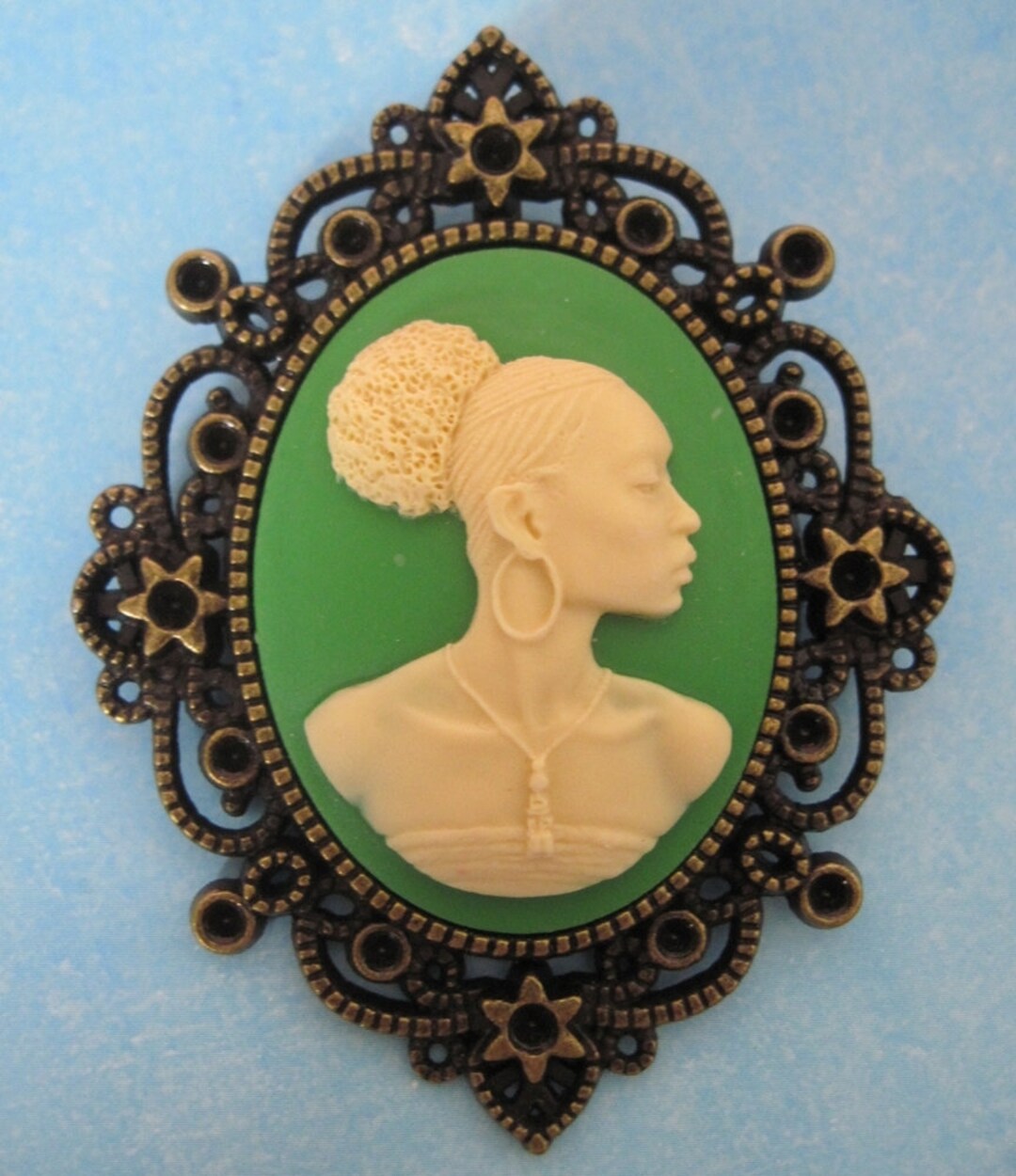 Broche Camée Portrait Femme Africaine - Résine Et Alliage - Thème Afrique (neuve)