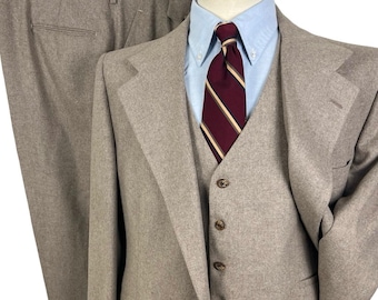 Neuware aus altem Lagerbestand ~ Vintage-Wollflanellanzug aus den 1970er Jahren, 3-teilig ~ Größe 46 R ~ Weste ~ Hose / Jacke / Sakko