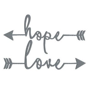 Könnte beinhalten: Eine graue Grafik mit den Wörtern "Hoffnung" und "Liebe" in Kursivschrift mit Pfeilen, die nach rechts zeigen.