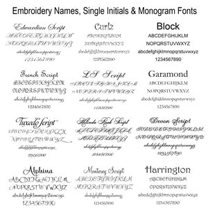Puede incluir: Un gr&aacute;fico que muestra diferentes estilos de fuente de bordado, incluyendo Edwardian Script, Curlz, Block, French Script, LS Script, Garamond, Tuxedo Script, Helinda Rook Script, Devon Script, Alphina, Monterey Script y Harrington. Cada estilo de fuente muestra el alfabeto en letras may&uacute;sculas y min&uacute;sculas, as&iacute; como los n&uacute;meros del 1 al 9 y el 0.
