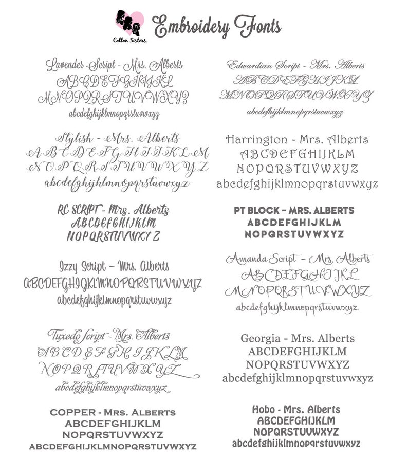 Pu&ograve; includere: Un grafico di font da ricamo con diversi stili, tra cui Lavender Script, Stylish, RC Script, Izzy Script, Tuxedo Script, Copper, Edwardian Script, Harrington, PT Block, Amanda Script, Georgia e Hobo. Ogni stile di font &egrave; mostrato con l'alfabeto in lettere maiuscole e minuscole.