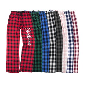 K&ouml;nnte beinhalten: Ein Set aus acht Paar karierten Schlafanzug-Hosen in verschiedenen Farben, darunter Rot, Gr&uuml;n, Blau, Schwarz, Wei&szlig; und Rosa. Die Hosen haben einen personalisierten Namen, "Stephanie", der auf die rote Hose gestickt ist.