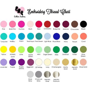 Pu&ograve; includere: Tabella dei colori del filo da ricamo con campioni di colore per diverse tonalit&agrave; di rosa, blu, giallo, verde, viola, marrone, rosso, arancione e grigio. La tabella include anche colori metallici come oro, argento e oro rosa.
