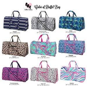 Pu&ograve; includere: Un collage di dieci diverse borse da viaggio in vari motivi e colori. Ogni borsa misura 53,3 cm di lunghezza, 25,4 cm di larghezza e 35,6 cm di altezza. I motivi includono strisce grigie, mimetico grigio e bianco, tie-dye blu e verde, stampa leopardata, stampa a farfalla, stampa paisley, stampa leopardata fucsia, pois neri e bianchi e marmo rosa e blu.