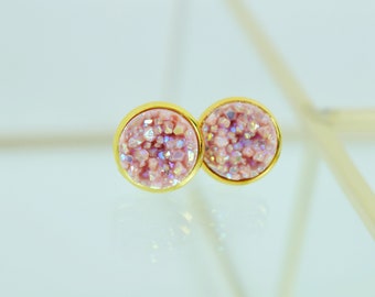 Gold stud earrings with pink cabochon in a mineral look