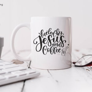 Gevoed door Jezus en koffie | Koffie mok, 11oz & 15oz | Christelijke gaven | koffieliefhebber | Geloof Jezus Gift | Kantoor Religieuze gave