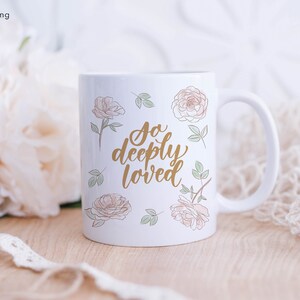 Caneca de café {personalizada} tão profundamente amada, 11 onças e 15 onças | Presentes cristãos | amante de café | Fé Jesus Presente | Presente religioso de escritório | personalizado