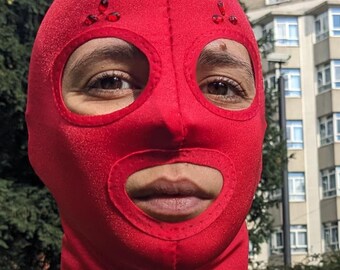 Red mask with pearls drops above the eyes.