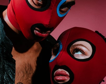 Burgundy mask - asymmetric eyes & three black bows at the back of the head