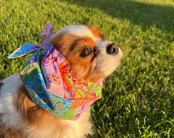 Cavalier Snood antidérapant | Tour de cou pour chien aux longues oreilles | - Snood patchwork bohème | Tour de cou pour chien Cavalier King Charles | Snood avec noeud