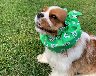 Cavalier Snood antidérapant | Tour de cou pour chien aux longues oreilles | Tour de cou pour chien Cavalier King Charles | Snood Puppuccino avec noeud