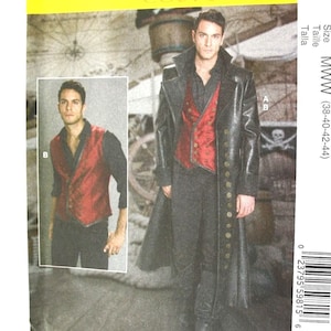 Puede incluir: Patrón de disfraces McCall's M7821 con un hombre con abrigo largo negro, chaleco rojo y camisa negra. El patrón incluye una imagen más pequeña del disfraz. La talla es MWW (38-40-42-44).