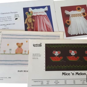 Op de afbeelding: Een verzameling van vier naaipatronen en borduurpatronen. Twee vellen bevatten foto's van kinderkleding, één toont een kruissteekpatroon genaamd Baby Bear, en één toont een Mice 'n Melon kruissteekontwerp inclusief bijbehorende kleurkaarten.