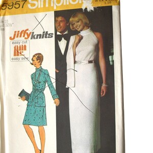 Puede incluir: Sobre de patrón de costura Simplicity vintage, con ilustraciones de vestidos de mujer y un hombre en esmoquin. El sobre está etiquetado como "Jiffy Knits" e incluye información de tallas. El diseño es de la década de 1970.
