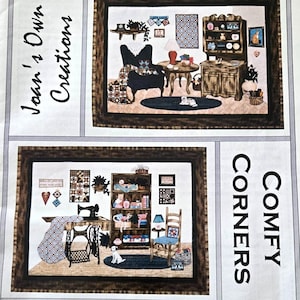 Pode incluir: Um painel de tecido com duas cenas emolduradas de quartos aconchegantes, com o texto "Joan's Own Creations" e "Comfy Corners". A cena superior retrata uma sala de estar com móveis. A cena inferior mostra uma máquina de costura e prateleiras. O texto "Applique Series 129" também é visível.