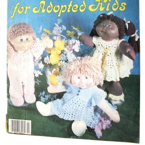 Könnte beinhalten: Ein handgefertigtes Serviertablett aus Holz mit natürlicher Oberfläche. Das Tablett hat eine rechteckige Form mit abgerundeten Ecken und erhöhten Kanten. Es hat zwei ausgeschnittene Griffe. Maße: 45,7 cm lang, 30,5 cm breit und 5,1 cm hoch.