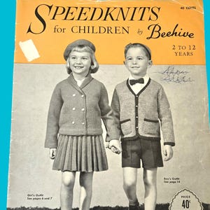 Pode incluir: Capa do livro de padrões vintage "Speedknits for Children by Beehive". A capa apresenta duas crianças em trajes de malha. A menina usa uma saia plissada e boina. O menino usa calções e uma gravata borboleta. O livro é para crianças de 2 a 12 anos.