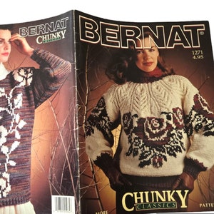 Op de afbeelding: Een vintage breipatronenboek met twee vrouwen die truien dragen met bloemenmotieven. Het boek is getiteld "Bernat Chunky Classics" en heeft een prijskaartje van $ 4,95.