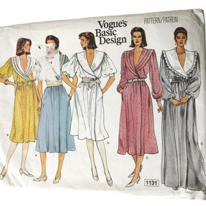Op de afbeelding: Vintage Vogue's Basic Design naaipatroon met illustraties van vijf verschillende jurken. De jurken hebben wikkelstijlen, lange mouwen en verschillende kraagontwerpen. Het patroonnummer is 1131.