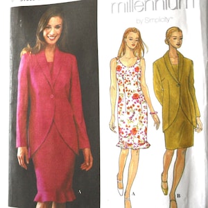 Peut inclure: Patron de couture Simplicity 8525. L'image présente une femme en tailleur rose et des illustrations de robes et de costumes. Le patron comprend les tailles 4, 6 et 8. Le logo Simplicity est en haut.