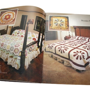 Könnte beinhalten: Eine Doppelseite aus einem Buch mit zwei Betten mit handgefertigten Quilts. Ein Bett hat einen floralen Quilt mit einem gerüschten Rock, und das andere zeigt einen Dresden Plate Quilt. Der Titel des Buches lautet "Grandmother's Flower Garden."