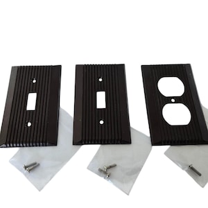 Vintage strömbrytarplatta och uttagsskyddsplatta mörkbrun bakelitplast enkel 1-gångs vippplatta 1950-1960-tals strömbrytarplattor tillverkade i Kanada