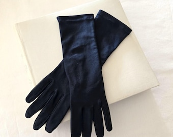 Luvas vintage azuis para ocasiões formais, como noite ou condução, tamanho único feminino, em excelente estado. Fabricadas pela Isotoner by Aris, em nylon com elastano elástico.