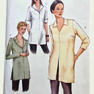 Peut inclure: Une pochette de patron de couture Vogue Patterns, numéro 7259, pour les tailles 8-10-12. Le devant présente des illustrations de trois vestes ou tuniques longues étiquetées A, B et C, avec cols, manches longues et fentes latérales.