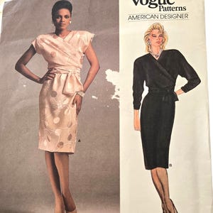 Peut inclure: Patron de couture Vogue Patterns American Designer avec deux modèles de robes. L'une est une robe portefeuille avec un nœud, l'autre une robe portefeuille à manches longues. Le patron comprend le nom "Adele Simpson" et le numéro 1562.