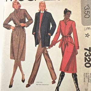 Può includere: Una busta per cartamodello McCall's 7320 con illustrazioni di tre modelli di cappotto. Il testo include il marchio, il numero di modello 7320, la taglia 10 e la frase Personalized instructions by Palmer & Pletsch in inglese e francese.