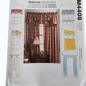 Puede incluir: Un sobre de patrón de McCall's Home Decorating con elementos esenciales para ventanas. La parte delantera muestra ilustraciones de varios diseños de cortinas y cenefas, incluido un juego de cortinas a cuadros rojos. El sobre tiene el número M4408.