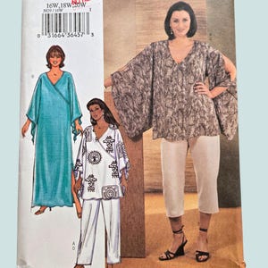 Pode incluir: Padrão de costura Butterick 3829. O padrão apresenta ilustrações de designs de roupas femininas, incluindo um vestido longo turquesa, um conjunto estampado em branco e preto e um top estampado com calças capri brancas. O tamanho do padrão é 16W, 18W e 20W.