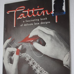 Può includere: Una copertina di libro vintage per un libro di modelli di pizzo a tombolo. La copertina presenta le mani di una donna che lavora su un delicato disegno di pizzo. Il titolo del libro è "Tatting" e il testo recita "un libro affascinante di disegni di pizzo delicati". Il numero del libro è 207 e il prezzo è di 15 centesimi.