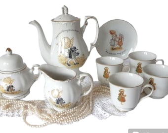 CHILDS TEA Set Vi tage Holly Hobbie Ceramic Tea Pot, Creamer, Sugar Pot, 4 Tea Cups and Plate EXCELLENT Condition