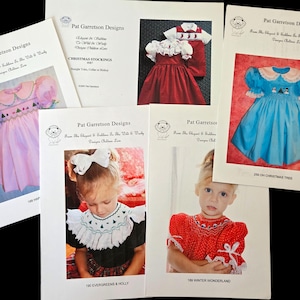 Könnte beinhalten: Eine Sammlung von Schnittmustern für Kinderkleidung von Pat Garretson Designs. Die Muster zeigen Kleider und Weihnachtsstrümpfe in verschiedenen Farben, darunter Rosa, Rot und Blau. Die Umschläge zeigen Illustrationen der fertigen Kleidungsstücke und Kinder, die sie tragen.