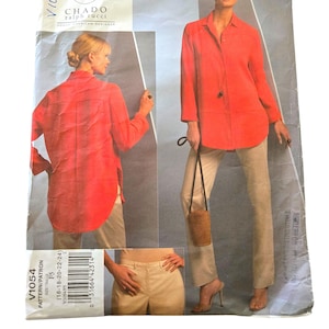 Pode incluir: Um envelope de padrão com uma mulher vestindo uma camisa de manga comprida coral e calças bege. O envelope inclui o texto "V1054" e "CHADO ralph rucci". O tamanho do padrão é F5, para tamanhos 16-24.