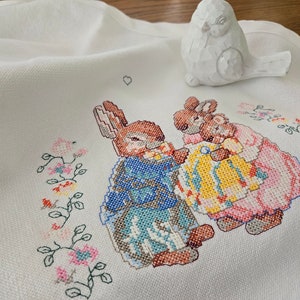 Couverture de bébé brodée à la main pour nouveau-né, baptême, baptême, conception de point de croix de famille de lapin en excellent état de bordure en soie