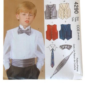 Puede incluir: Un sobre de patrón de costura McCall's 4290 para ropa formal infantil en tallas 3-4-5-6. La portada muestra a un niño con camisa blanca plisada, pajarita gris y fajín, junto a ilustraciones de chalecos, una corbata y una pajarita.
