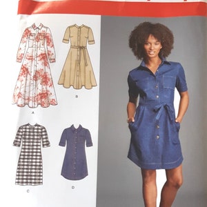 Può includere: Modello di cucito Simplicity numero 8014 per le taglie US 16-24, Euro 42-50 e Francese 44-52. Il modello include istruzioni per realizzare un abito camicia con colletto, chiusura con bottoni e tasche. Il modello mostra quattro versioni diverse dell'abito: una stampa floreale, un beige tinta unita, un plaid e un denim.