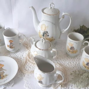 Holly Hobbie teservis, keramik te- och kaffekanna, gräddkanna, sockerkanna, 4 muggar och tallrik i utmärkt skick, vintage samlarföremål