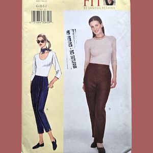 Può includere: Una busta per cartamodello Fit by Sandra Betzina, con illustrazioni di due outfit. Uno mostra un top bianco con foulard a pois e pantaloni blu scuro corti. L'altro mostra un top beige chiaro e pantaloni marrone scuro. Testo incluso: NO REFUND NO RETURNS.