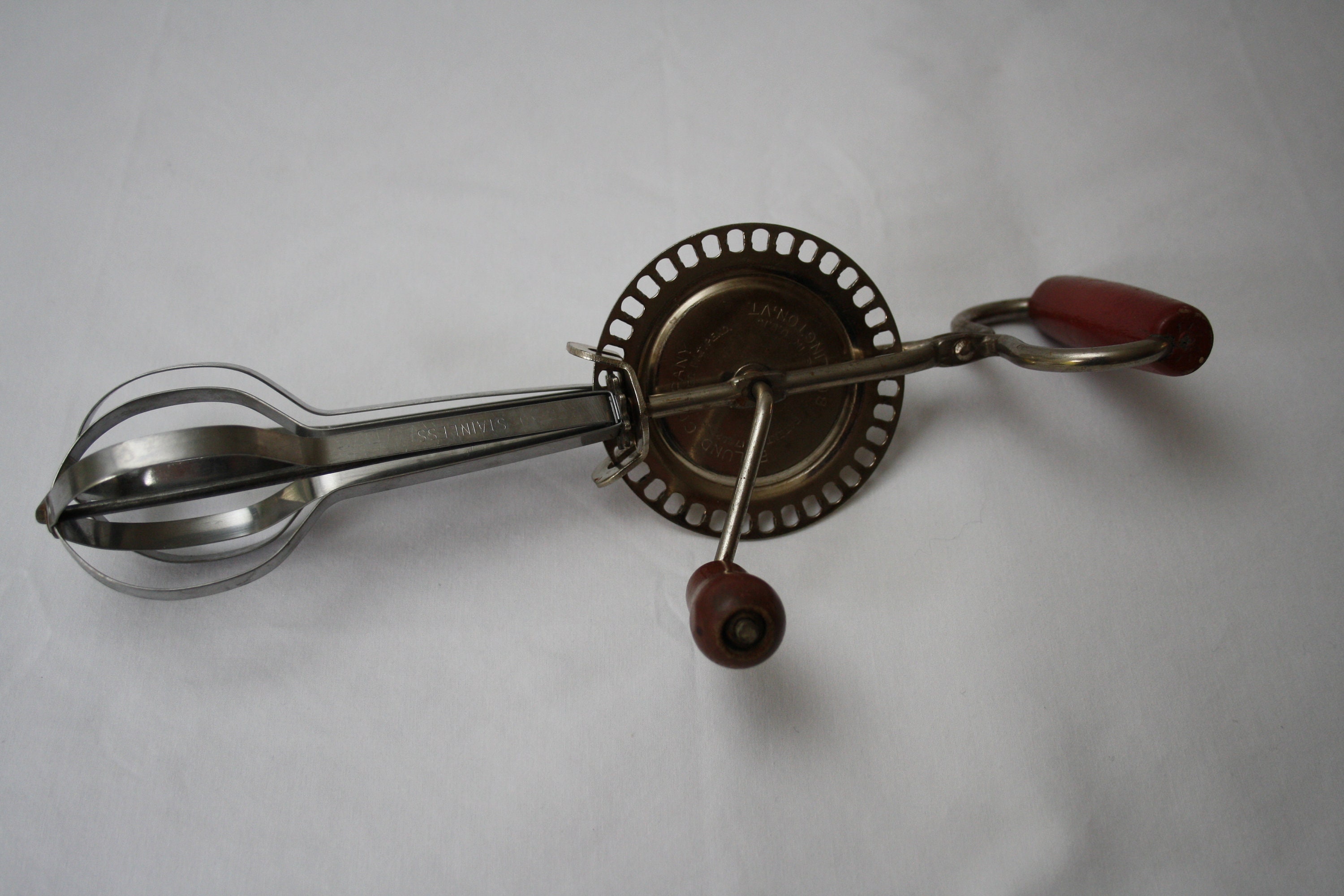 Vintage Hand Mixer Egg Beaters W/ Red Wood Handles High Speed Center Drive  Beater Manual Cooking Utensil Baking Cottage Farmhouse 