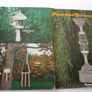 Peut inclure: Un livre intitulé "Macramé Enchantement" avec des images de quatre décorations suspendues en macramé. Les décorations s'appellent "Carrousel", "Sir Whoo", "Tiki" et "Paradise".