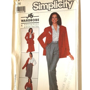 Puede incluir: Patrón de costura Simplicity para un armario Jiffy, talla 16. El sobre presenta a una mujer con blazer rojo y pantalón gris, con opciones de vestuario adicionales. El texto incluye "4 piezas fáciles" y el número de patrón "7810".