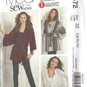 Op de afbeelding: McCall's M5472 naaipatroon envelop voor een 1 Hour Cardigan. De voorkant toont drie variaties van het vest: een donkerrode versie met patroon, een bruin-witte chevron print versie en een witte kanten versie, allemaal met lange mouwen.