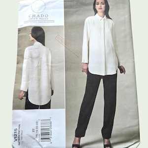 Pode incluir: Um padrão de costura com uma mulher vestindo uma camisa branca de manga comprida e calças escuras. O padrão inclui vistas frontal e traseira do design da camisa. O padrão é rotulado "V1215" e inclui o nome do designer, "CHADO ralph rucci."