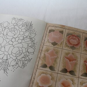 Tolehaven-samlingen volym V 5, Tole-målningsmönsterbok av Gail Anderson måla rosor, blommor, jordgubbar på träbricka, låda, korglock bild 7