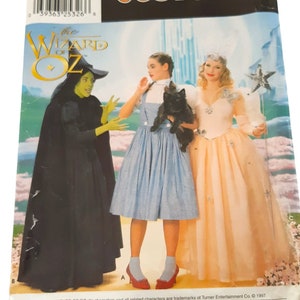 Molde para costura de fantasia de bruxa do Mágico de Oz para adulto, incluindo vestido, capa, chapéu e coroa, tamanhos 6, 8 e 10 (sem cortes), Simplicity 7808 /0632 /0617