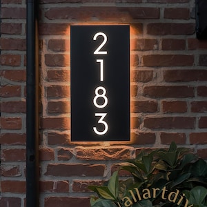LED-beleuchtete Hausnummer: Vertikales schwarzes Metalladressschild
