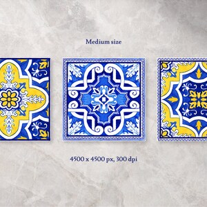 Op de afbeelding: Drie vierkante tegels met ingewikkelde geometrische patronen in blauw en geel. De tegels hebben een aquareleffect en zijn geplaatst tegen een grijze achtergrond.